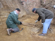Při odkrývání kostrového hrobu z doby Velké Moravy ve Starém Městě s Vladislavem Turečkem v roce 2013