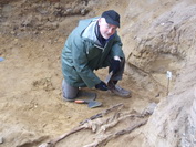 Odkrývání velkomoravského hrobu ve Starém Městě v listopadu 2013