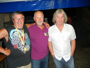 S muzikantskými přáteli Františkem Linhárkem (exPoutníci) a Pavlem Žalmanem Lohonkou na festivalu v Kyjově v roce 2013